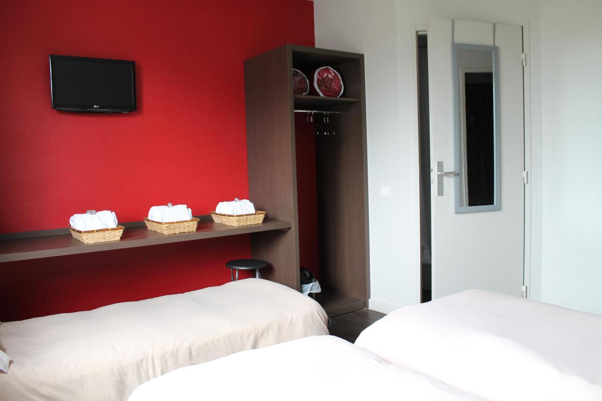 La Hourquie Cafe Hotel Morlaas Стая снимка