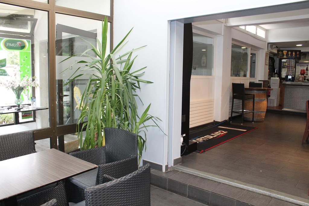 La Hourquie Cafe Hotel Morlaas Екстериор снимка
