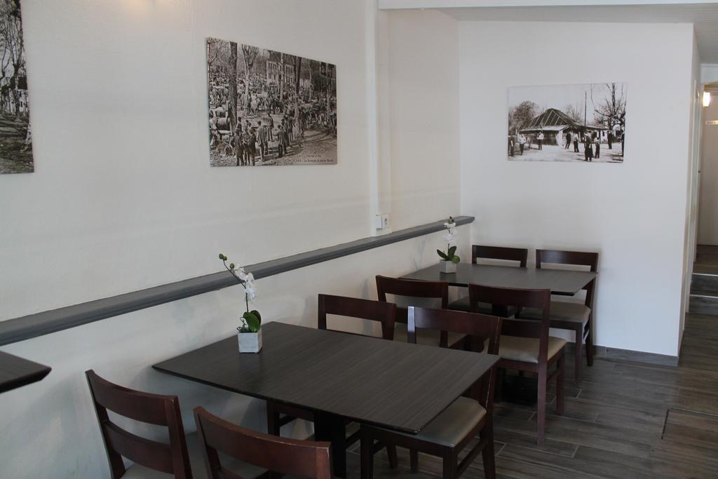 La Hourquie Cafe Hotel Morlaas Екстериор снимка
