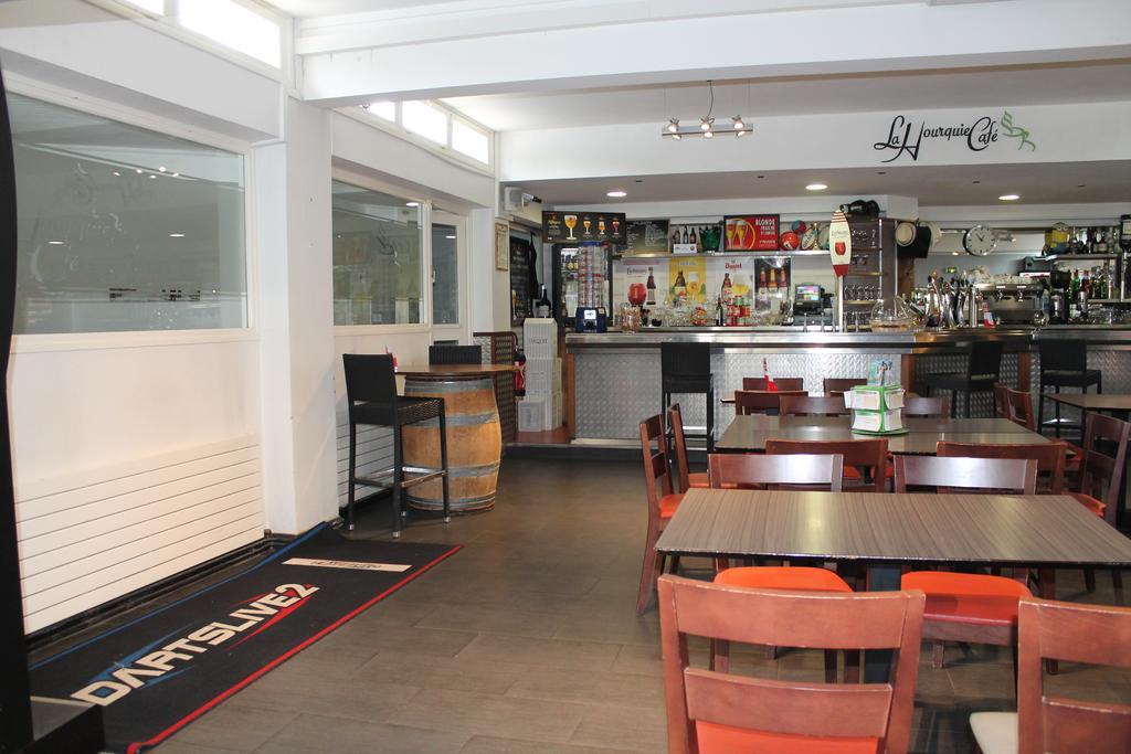 La Hourquie Cafe Hotel Morlaas Екстериор снимка