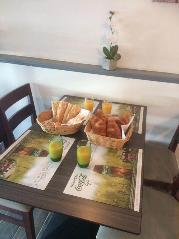 La Hourquie Cafe Hotel Morlaas Екстериор снимка