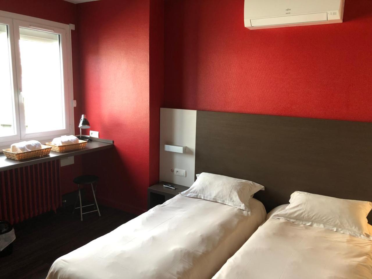 La Hourquie Cafe Hotel Morlaas Екстериор снимка
