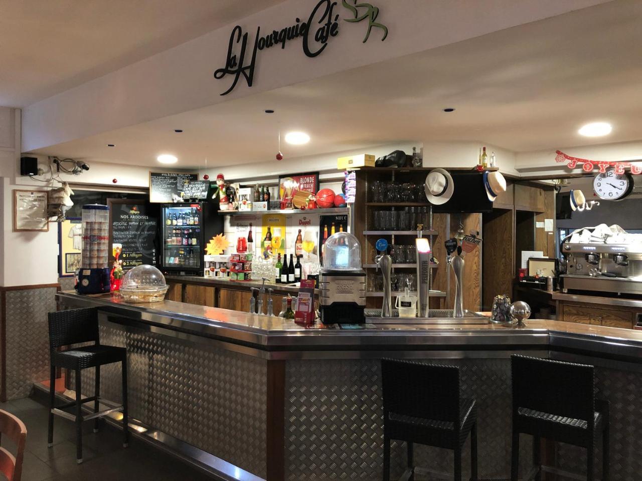 La Hourquie Cafe Hotel Morlaas Екстериор снимка