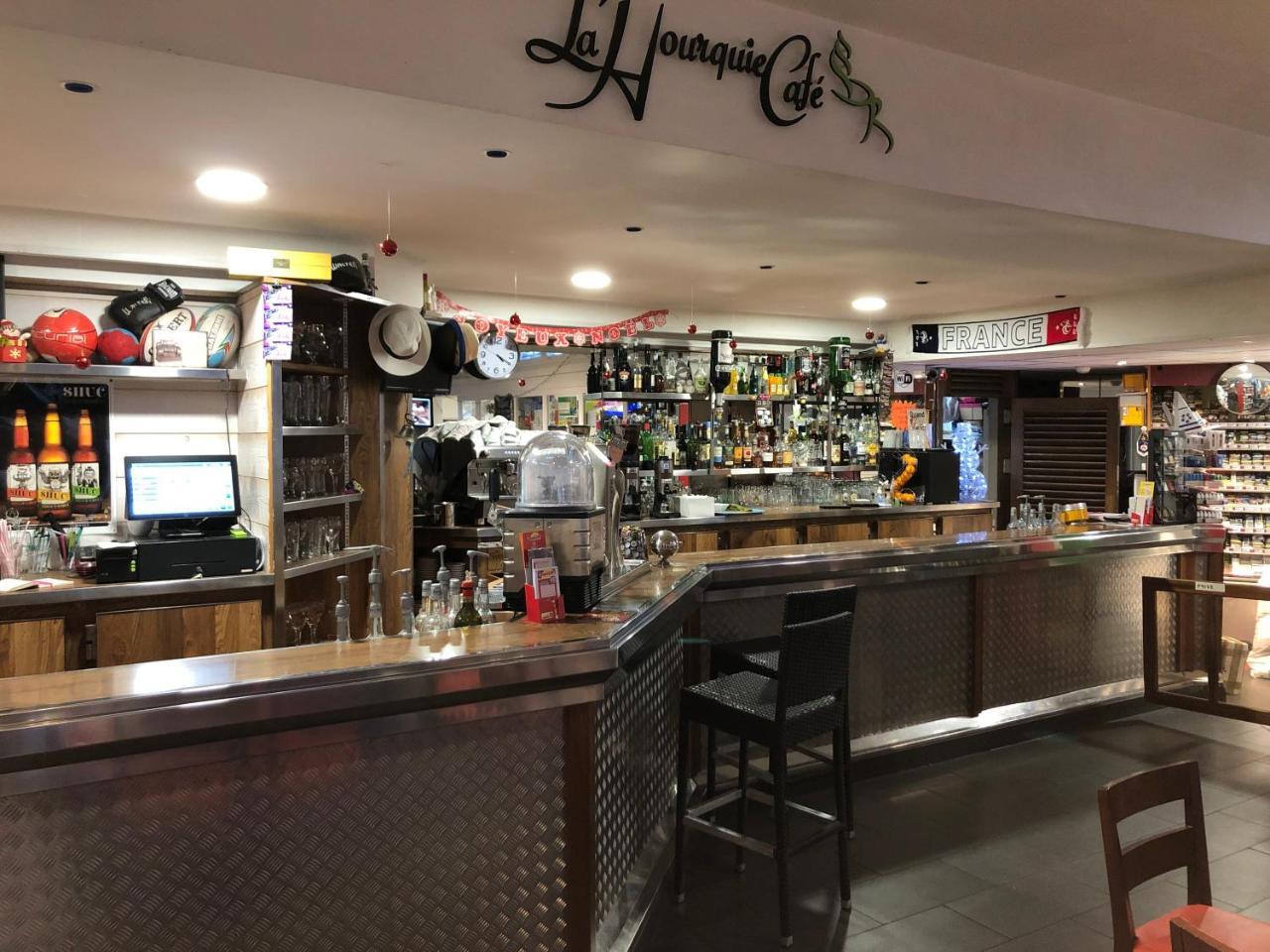 La Hourquie Cafe Hotel Morlaas Екстериор снимка